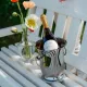 Visuel illustrant une bouteille de vin blanc en plein air sur un banc accompagnée de fleurs champêtres