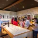 Groupe de visiteurs participant à une dégustation de vins dans un domaine viticole de Saint-Émilion, animée par un professionnel.