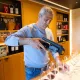 Professionnel servant du vin rouge dans des verres à dégustation lors d'une visite œnotouristique à Saint-Émilion.
