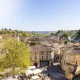 Vue panoramique sur le village de Saint-Émilion, ses monuments historiques et le paysage viticole environnant.
