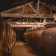 Chai en amphores de Château Mangot, sous l'enseigne "Saint-Émilion Grand Cru Classé".