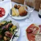 Pique-nique gourmand au Château Paveil de Luze avec charcuterie, fromage, salade de bœuf et fraises