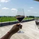 Verre de vin sur la terrasse panoramique