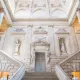 Vue de face de l'escalier d'honneur de l'Opéra National de Bordeaux, encadré de statues et d'une architecture néoclassique du XVIIIᵉ siècle.