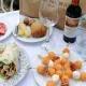Panier pique-nique du Château Paveil de Luze avec wraps, brochettes melon-mozzarella et vin du domaine