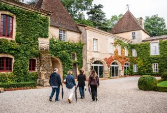 Guided group wine tour arriving at a Bordeaux château estate Château Carbonnieux